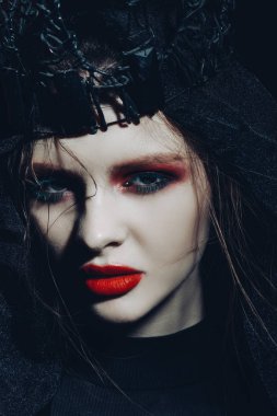 Prenses ile siyah taç