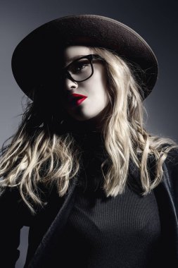 şık şapka ve gözlük