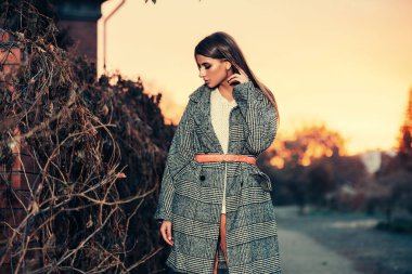 günbatımı üzerinde çekici kız