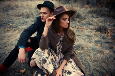 sararmış çimenlerin üzerinde çift 