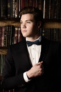 Yakışıklı genç adam.