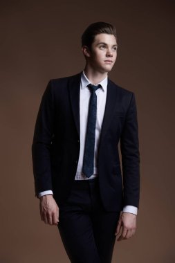 zarif kıyafeti giyen