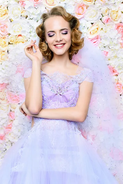 gelin hanım gülümseyerek