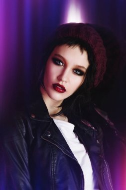 Deri ceketli kız.