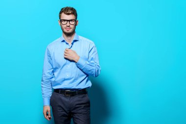 Mavi tişörtlü adam 