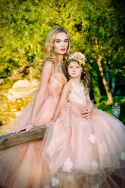 Yaz parkta yürüyor