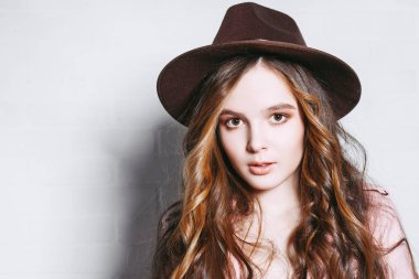 şapkalı güzel kız