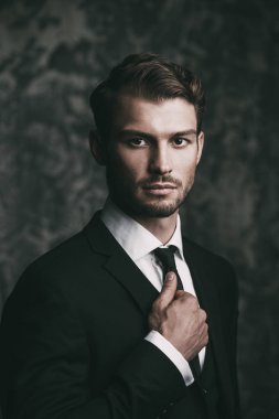 takım elbise giymiş adam