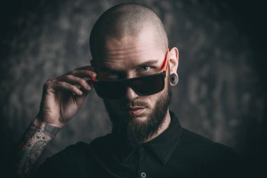 güneş gözlüğü takan adam