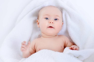 Beyaz havlu içinde yeni doğan 