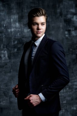 Yakışıklı genç adam.