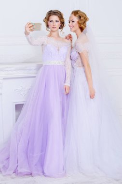 güzel gelin ve gelinin nedimesi