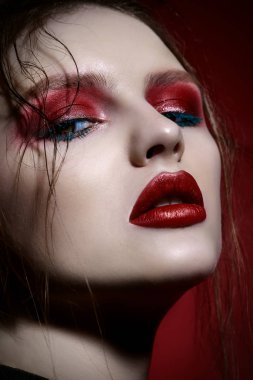 parlak gölgeler ve ruj