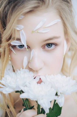 Krizantem ile şirin kız