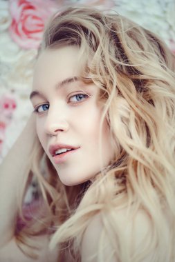 çiçek arka plan üzerinde sarışın