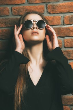 Modern yuvarlak güneş gözlüğü