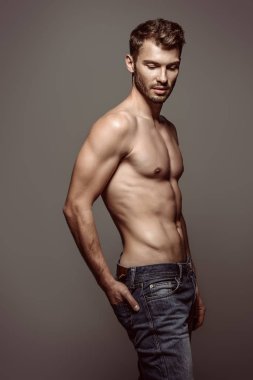 gömleksiz atletik adam