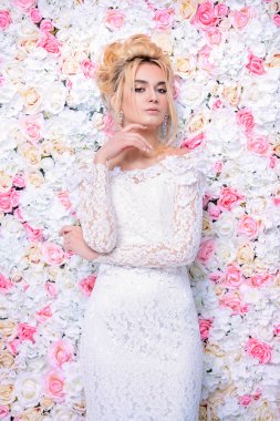 Bayan çiçekli zemin üzerine