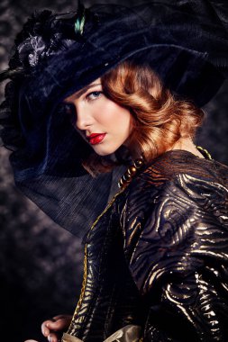 çekici genç bir kadın