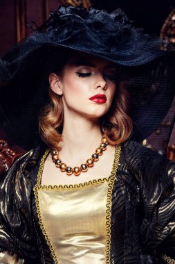 Klasik zarif şapka.