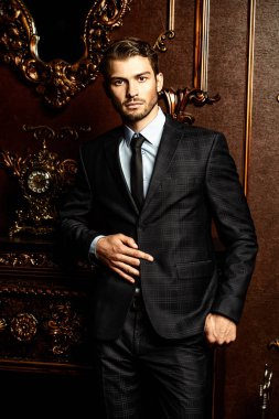 iyi giyimli genç adam