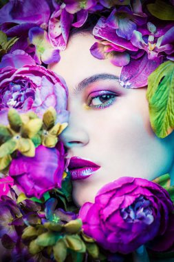 çiçeklerle çevrili