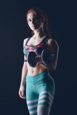 atletik kız egzersizleri yapıyor