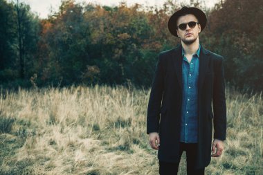 Adam giyen siyah ceket