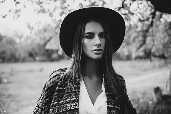 şapkalı güzel kız