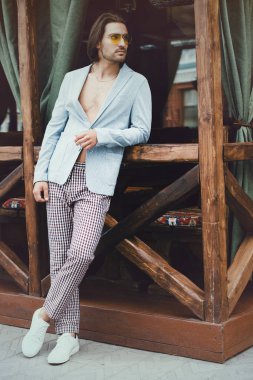 şehir içinde genç adam