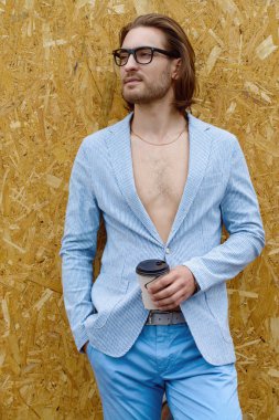 gömleksiz adam ceketli