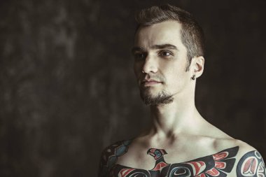 gömleksiz adam dövme ile