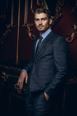 pahalı takım elbiseli adam 