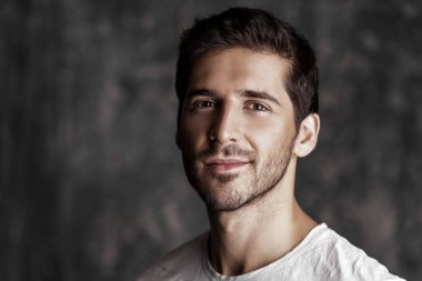 gülümseyen genç adam