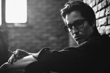 düşünceli ve sakince 