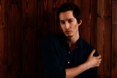 yakışıklı erkek modeli 