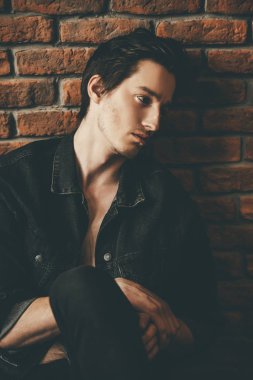 dalgın genç adam