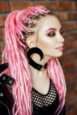 uzun pembe dreadlocks