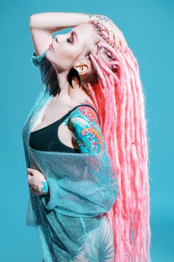 dövmeli çekici kız