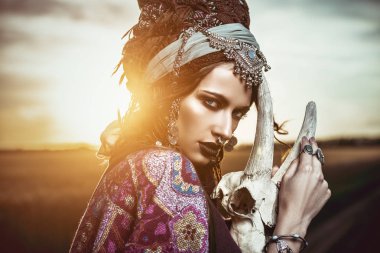 gün batımında Çingene Kadın