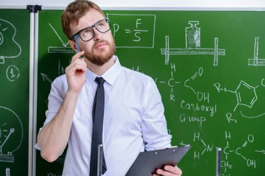 düşünceli genç bilim adamı