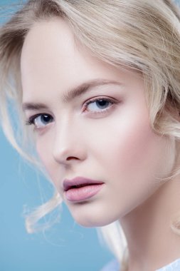 sarışın mavi bir arka plan üzerinde