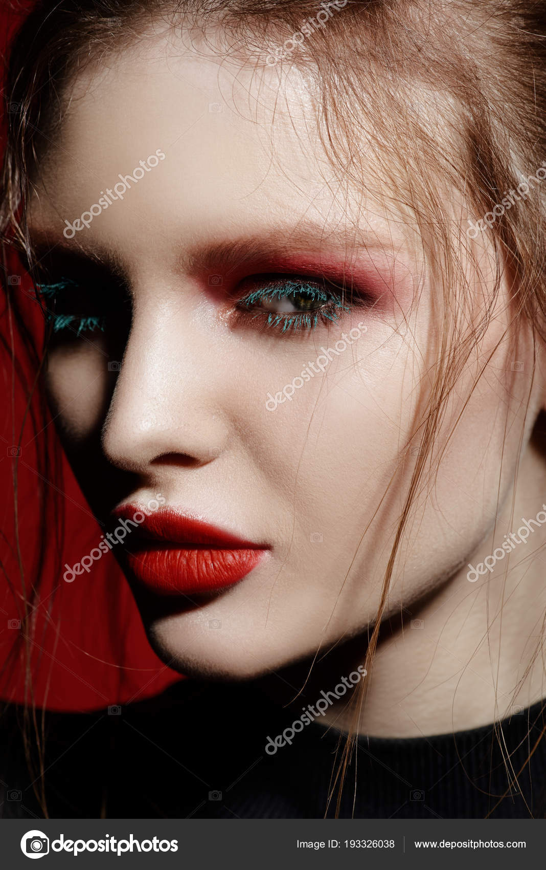 Concetto di moda e make,up. Ritratto del primo piano di una giovane donna attraente con trucco creativo sopra priorità bassa rossa \u2014 Foto di prometeus