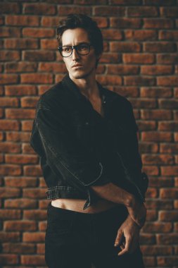 adam tuğla duvar tarafından