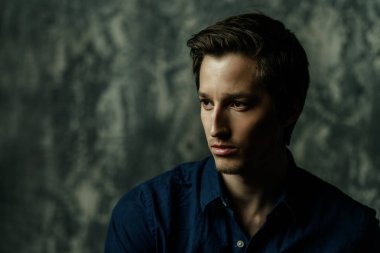 bakımlı dalgın adam