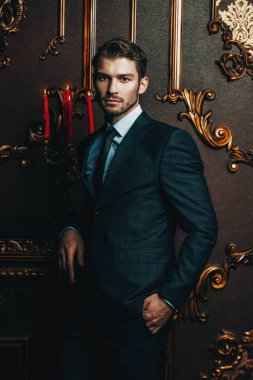 Klasik erkek takım elbise