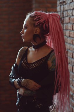 dövmeli kız dreadlocks ile