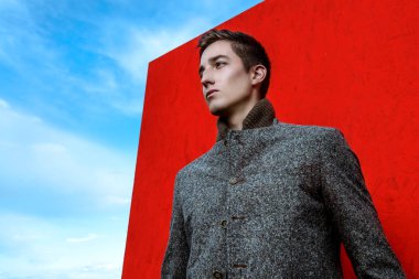 yakışıklı erkek model poz