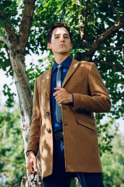 şık giysileriyle erkekte 