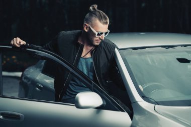 Olgun sürücü adam